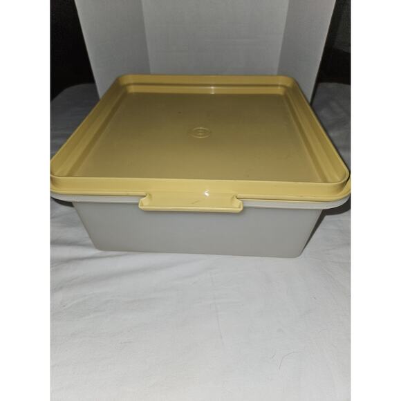 Tupperware Vintage Square Cake Carrier Base # 1241-6 w/Lid 242-5 Harvest Gold - Picture 2 of 4
